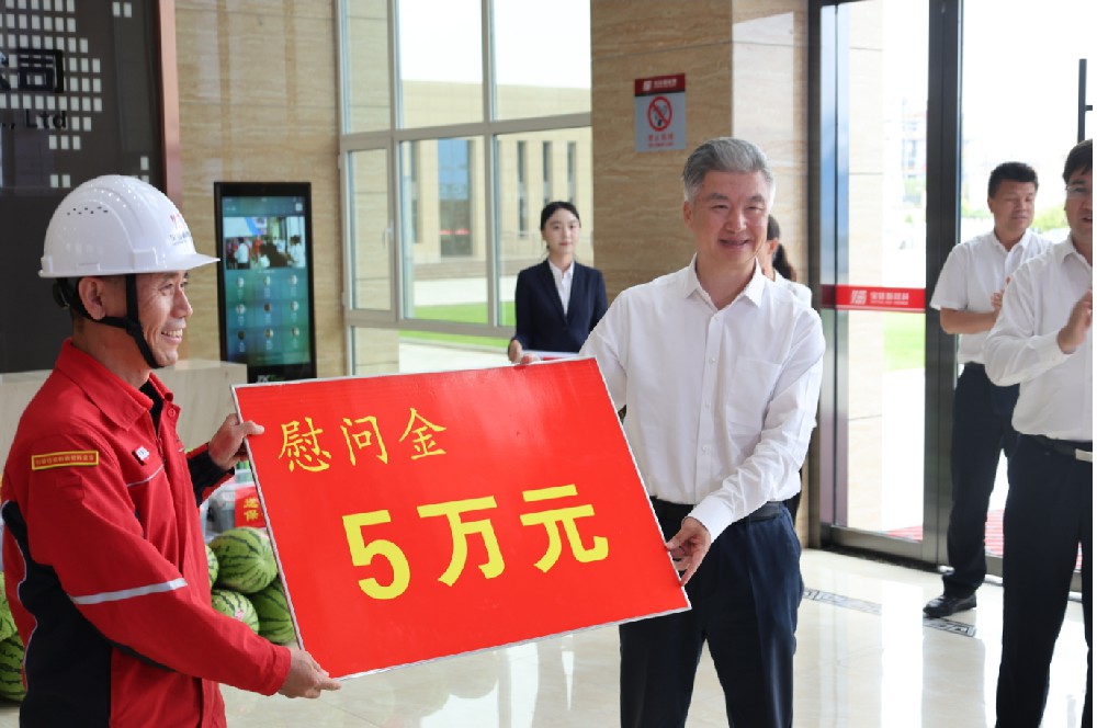 自治区党委副书记庄严一行深入英国上市公司365走访慰问一线职工